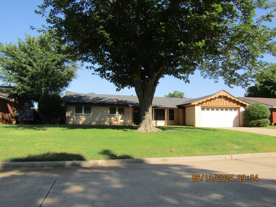 4120 NW Currell Dr in Lawton, OK - Building Photo