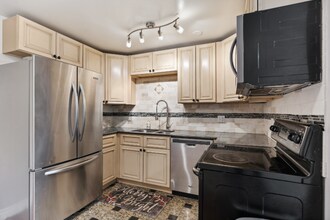 65 N Clarkson St in Denver, CO - Building Photo - Building Photo