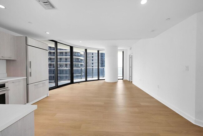 45 SW 9th St, Unit 2101 in Miami, FL - Foto de edificio - Building Photo