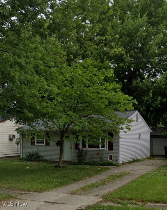 608 Baldwin Ave in Elyria, OH - Building Photo