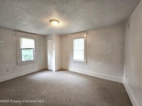 216 Elizabeth St in Dunmore, PA - Building Photo - Building Photo