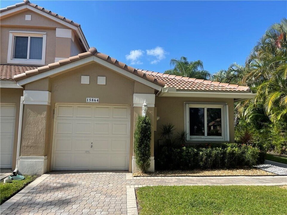 15864 SW 10th St in Pembroke Pines, FL - Building Photo