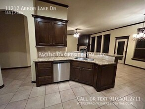 11212 Arbor Lake Dr in Oklahoma City, OK - Building Photo - Building Photo