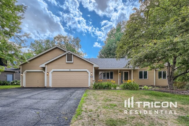 3745 Wescott Hills Dr in Eagan, MN - Building Photo - Building Photo