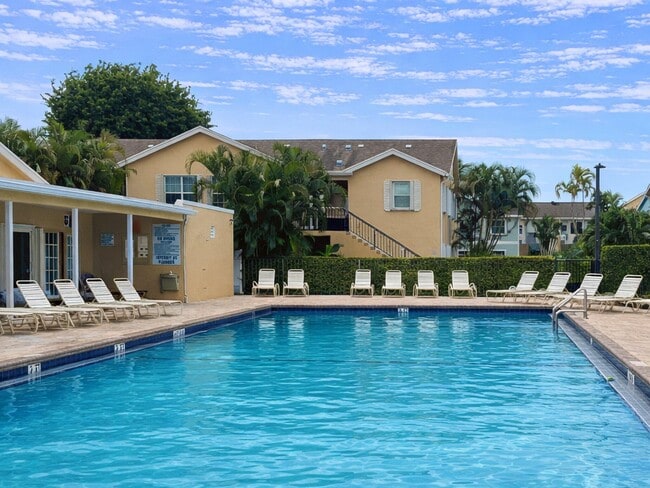 141 Waterside Dr in Hypoluxo, FL - Building Photo - Building Photo