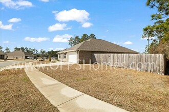 6708 Sarah Ann Way in Laurel Hill, FL - Foto de edificio - Building Photo