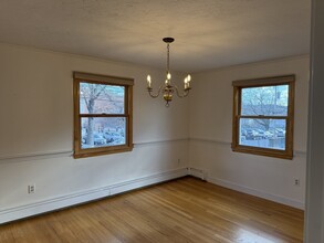 30 Donizetti St in Wellesley, MA - Foto de edificio - Building Photo