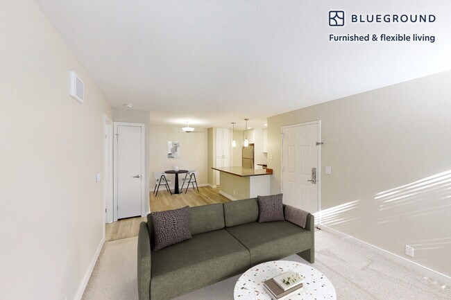 7205 Charmant Dr in San Diego, CA - Foto de edificio - Building Photo