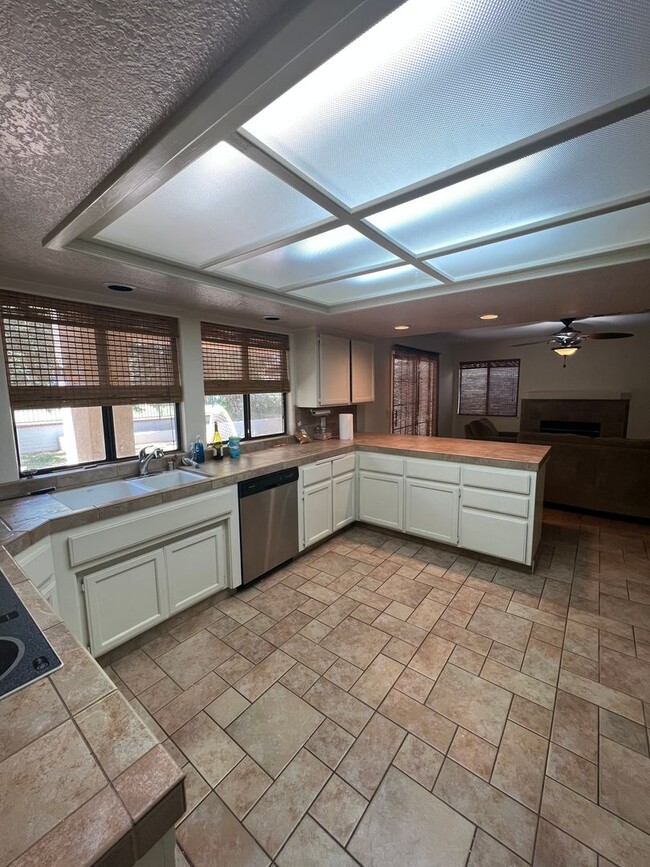 5416 Muirfield Dr in Bakersfield, CA - Foto de edificio - Building Photo