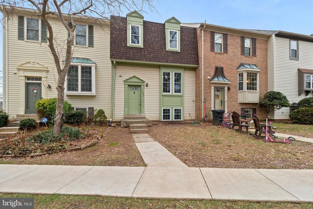 9885 Burke Pond Ct in Burke, VA - Building Photo