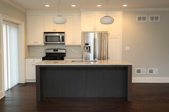 2305 W Waveland Ave, Unit 1E in Chicago, IL - Building Photo - Building Photo