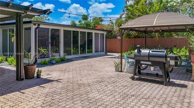 1715 NE 38th St in Oakland Park, FL - Building Photo - Building Photo