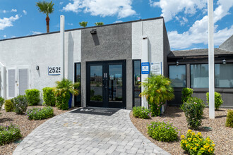 Las Brisas Apartment Homes in Tucson, AZ - Foto de edificio - Building Photo