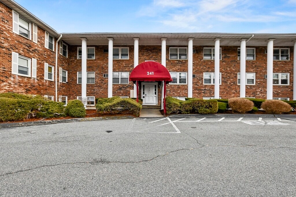241 Main St, Unit #C1 in Reading, MA - Building Photo