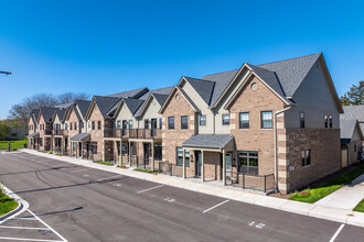 Foxtown Townhomes in Mequon, WI - Foto de edificio - Building Photo