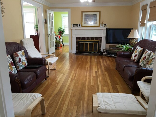 340 Common St, Unit 2 in Belmont, MA - Foto de edificio - Building Photo