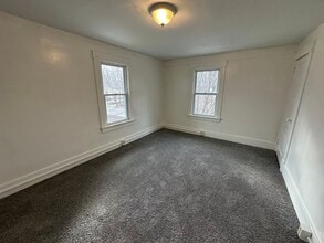 696 Gaylord Ave in Masury, OH - Foto de edificio - Building Photo