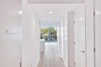 9221 E Bay Harbor Dr, Unit 210 in Bay Harbor Islands, FL - Foto de edificio - Building Photo