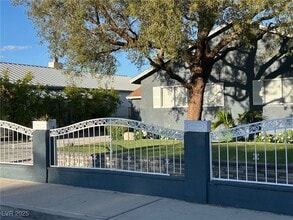 504 Falcon Ln in Las Vegas, NV - Building Photo - Building Photo
