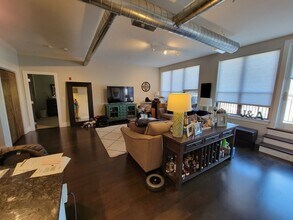 154 W 2nd St, Unit 301 in Boston, MA - Building Photo - Building Photo