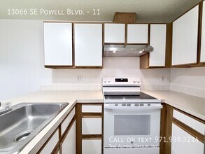 13066 SE Powell Blvd in Portland, OR - Building Photo - Building Photo