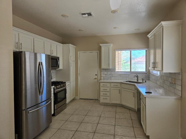 2201 Tiger Links Dr in Henderson, NV - Building Photo - Building Photo