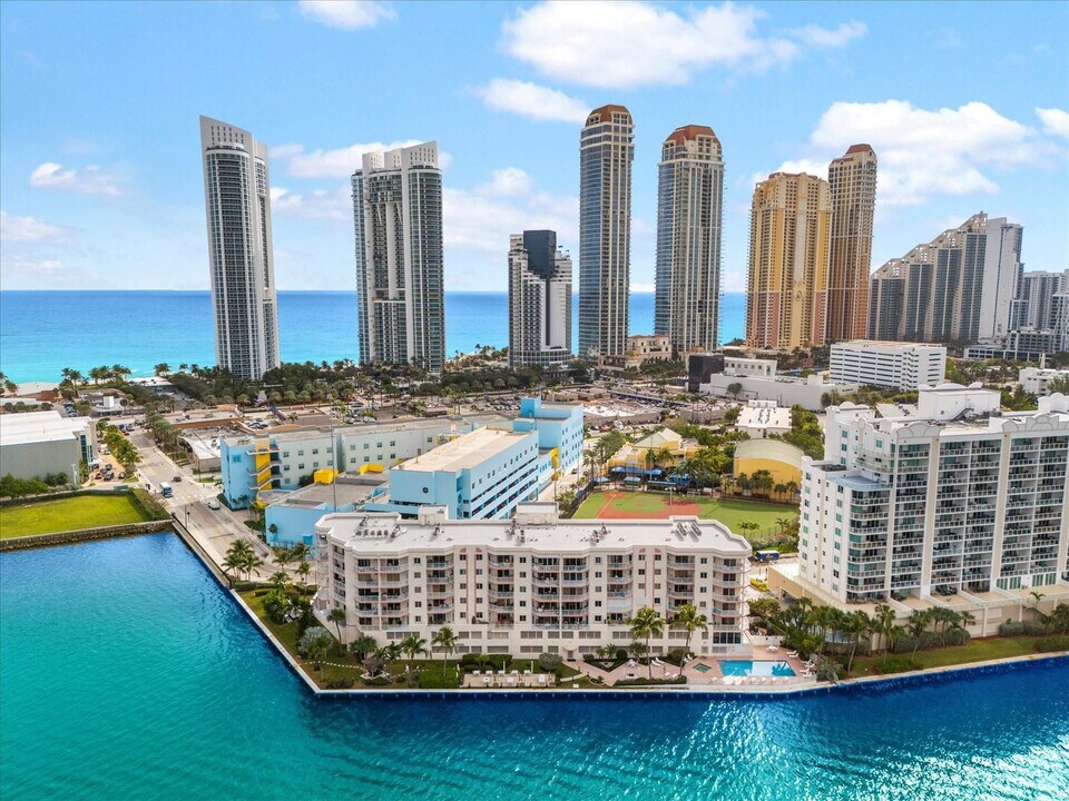 18260 N Bay Rd in Sunny Isles Beach, FL - Building Photo
