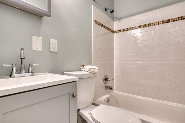 512 N Collington Ave in Baltimore, MD - Foto de edificio - Building Photo