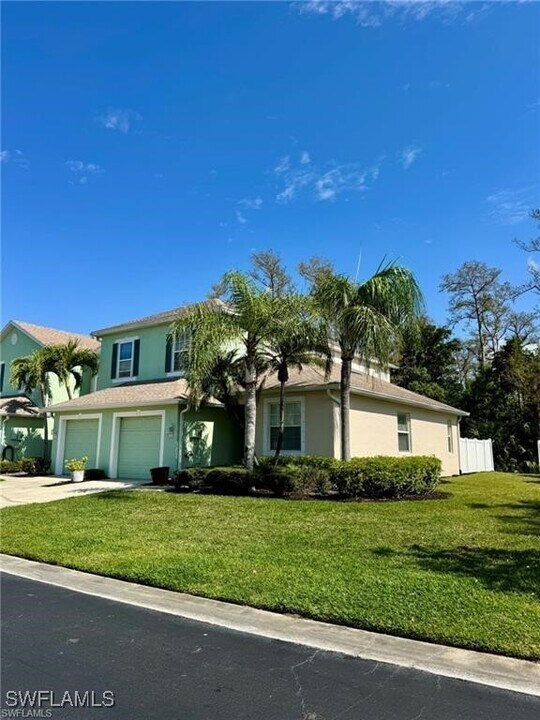3636 Pine Oak Cir in Ft. Myers, FL - Building Photo