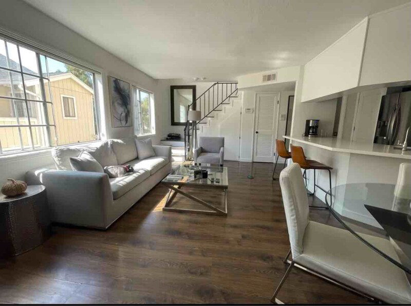 7349 Balboa Blvd in Lake Balboa, CA - Foto de edificio