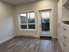 352 Hirst Ave in Parksville, BC - Building Photo - Building Photo