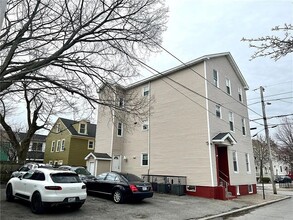 3 Cargill St, Unit 2 in Providence, RI - Foto de edificio - Building Photo