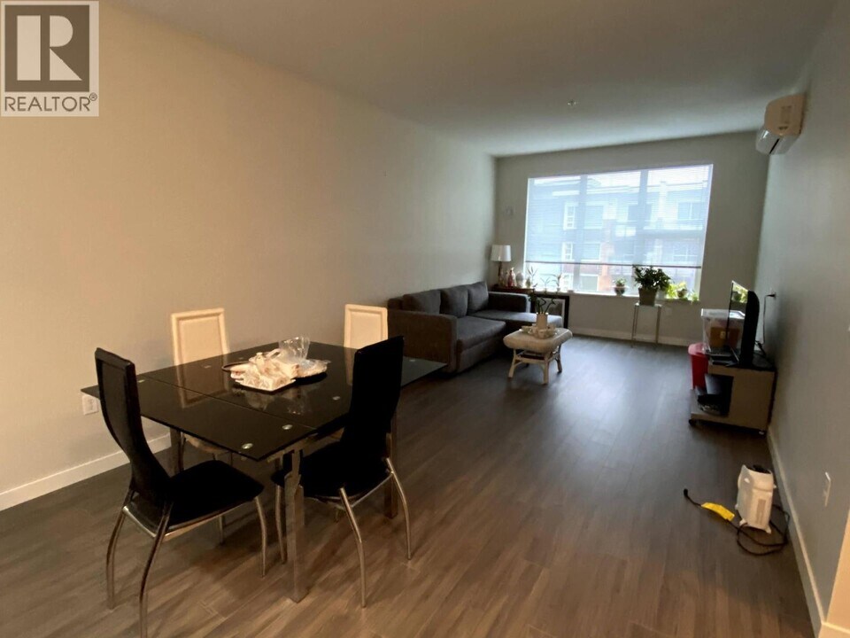 9388 Tomicki Ave in Richmond, BC - Building Photo