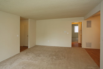 Park Pacific in Fountain Valley, CA - Building Photo - Interior Photo