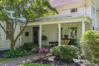 4 Parkview Ter in Huntington, NY - Foto de edificio - Building Photo