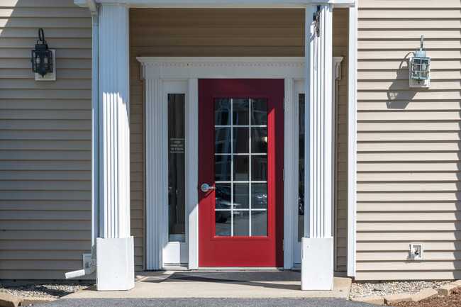 The Farms at Indian Pond in Taunton, MA - Foto de edificio - Building Photo