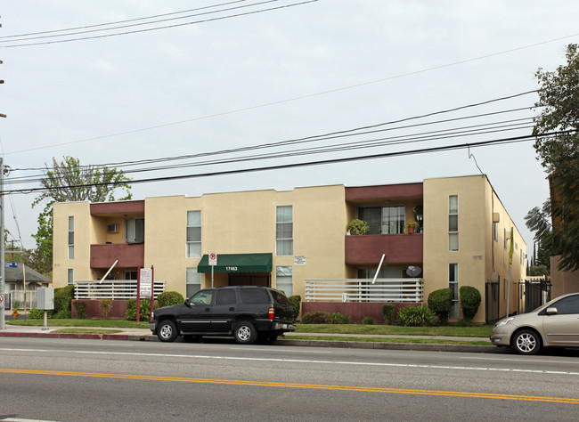 17463 Vanowen St in Los Angeles, CA - Building Photo - Building Photo