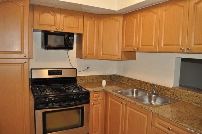 7713 SW 88th St, Unit A203 in Kendall, FL - Building Photo - Building Photo