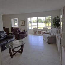 7193 W Country Club Dr N in Sarasota, FL - Building Photo - Building Photo