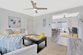 Palm View Village (Furnished Units Available) in Torrance, CA - Foto de edificio - Building Photo