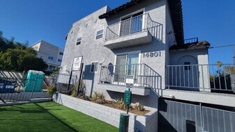 14801 Delano St in Los Angeles, CA - Building Photo