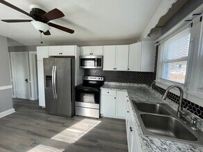 31 Francis Ave in Enfield, CT - Building Photo - Building Photo