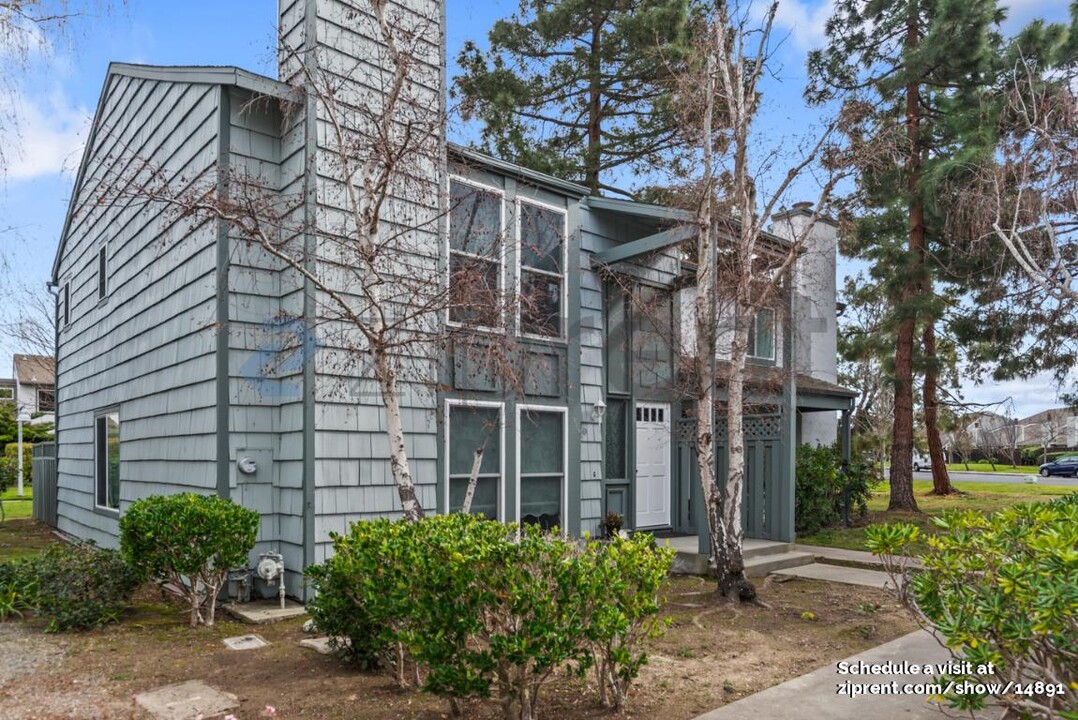 889 Cabot Ln in Foster City, CA - Building Photo