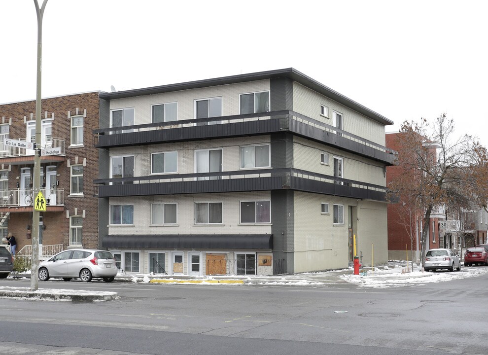 4250 Hochelaga Rue in Montréal, QC - Building Photo