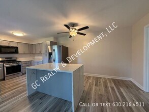 280 Paddock Cir in Glendale Heights, IL - Building Photo - Building Photo