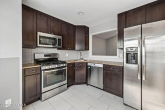 412 Hampton Ct in Englishtown, NJ - Building Photo - Building Photo