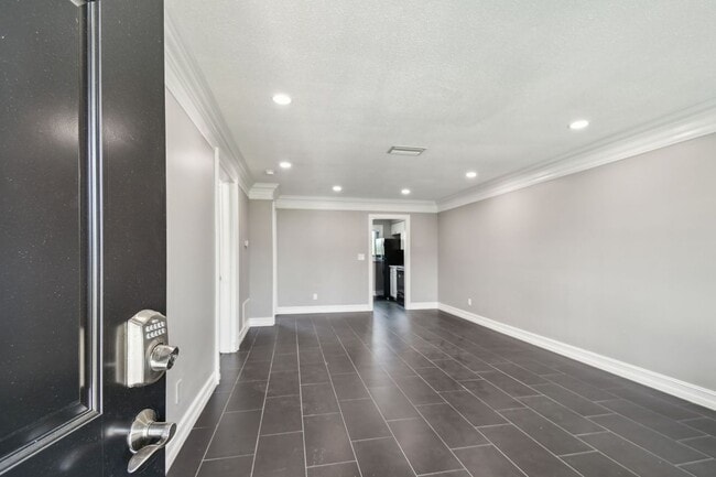 2942 W Bay Dr in Belleair Bluffs, FL - Building Photo - Building Photo