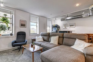 8 S Old State Capitol Plaza in Springfield, IL - Building Photo