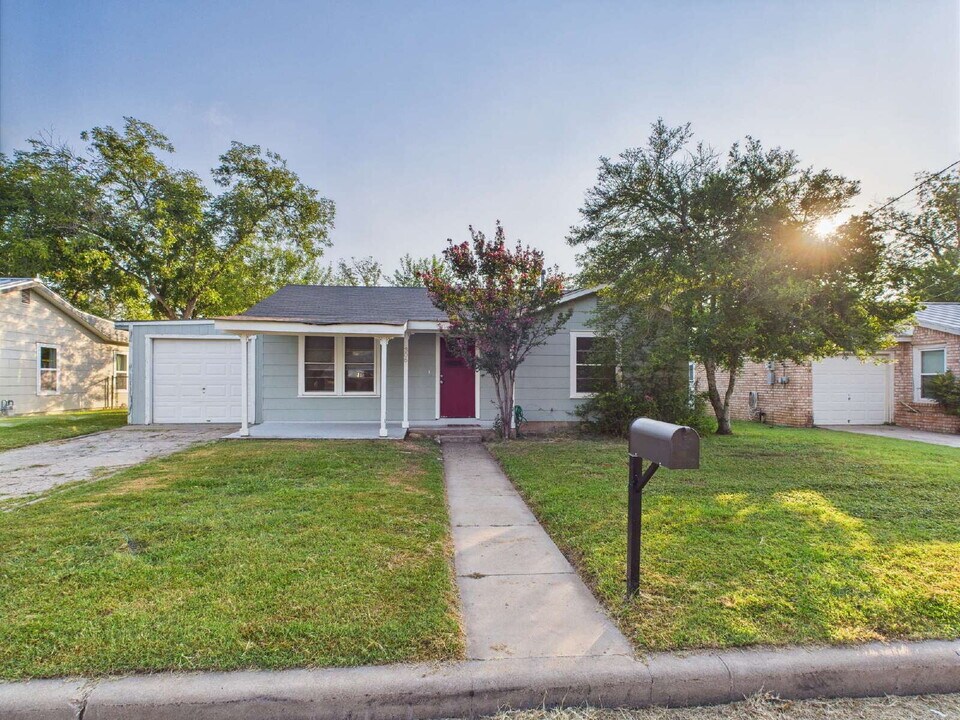 306 W Burbank St in Fredericksburg, TX - Building Photo