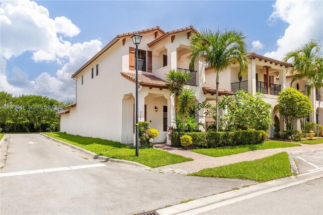 3700 NW 84th Way in Pembroke Pines, FL - Foto de edificio - Building Photo